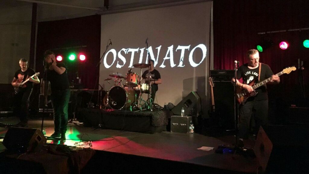 Photographie du groupe Ostinato sur scène